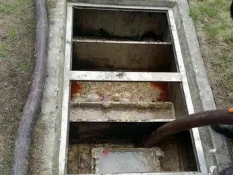 石排镇隔油池清理