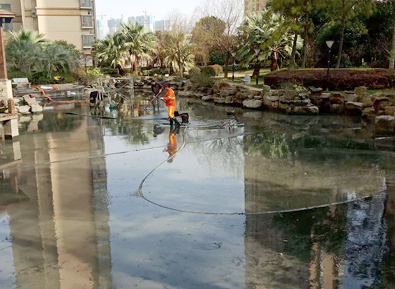 石排镇景观池淤泥清理