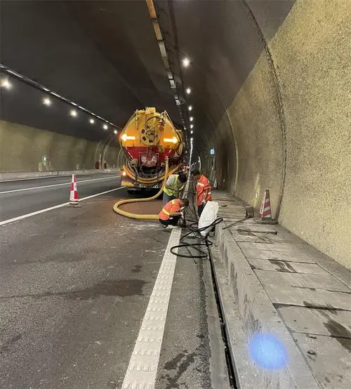 石排镇隧道排水渠清淤